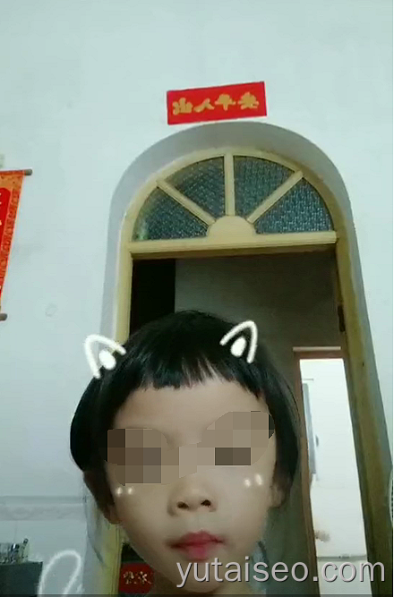 小学生在家发抖音妈妈洗澡被直播
